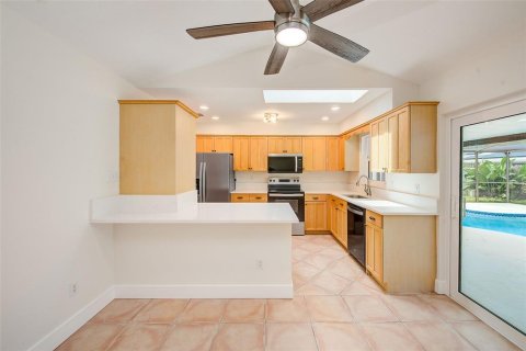House in Largo, Florida 4 bedrooms, 149.94 sq.m. № 2391548 - photo 6