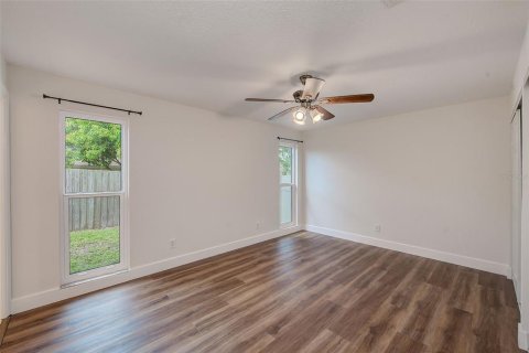 House in Largo, Florida 4 bedrooms, 149.94 sq.m. № 2391548 - photo 17