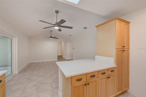 House in Largo, Florida 4 bedrooms, 149.94 sq.m. № 2391548 - photo 8