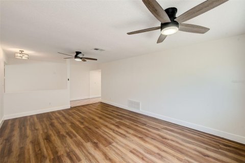 House in Largo, Florida 4 bedrooms, 149.94 sq.m. № 2391548 - photo 16