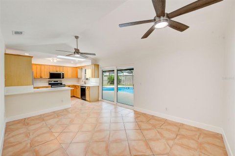 House in Largo, Florida 4 bedrooms, 149.94 sq.m. № 2391548 - photo 7