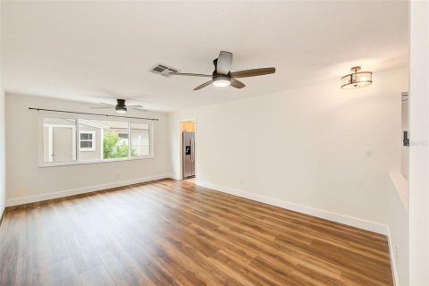 House in Largo, Florida 4 bedrooms, 149.94 sq.m. № 2391548 - photo 14
