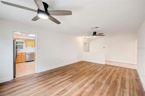 House in Largo, Florida 4 bedrooms, 149.94 sq.m. № 2391548 - photo 13