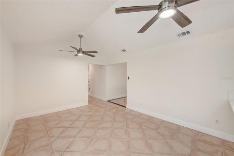 House in Largo, Florida 4 bedrooms, 149.94 sq.m. № 2391548 - photo 10