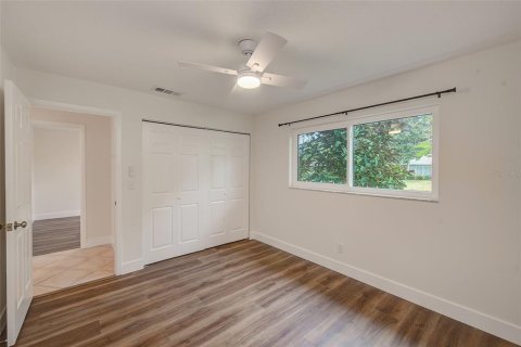 House in Largo, Florida 4 bedrooms, 149.94 sq.m. № 2391548 - photo 26