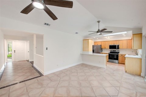 House in Largo, Florida 4 bedrooms, 149.94 sq.m. № 2391548 - photo 9