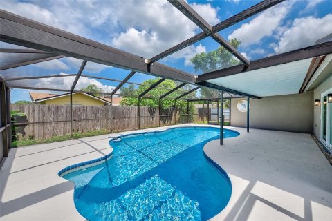 House in Largo, Florida 4 bedrooms, 149.94 sq.m. № 2391548 - photo 2