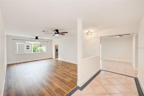 House in Largo, Florida 4 bedrooms, 149.94 sq.m. № 2391548 - photo 12