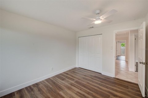 House in Largo, Florida 4 bedrooms, 149.94 sq.m. № 2391548 - photo 21