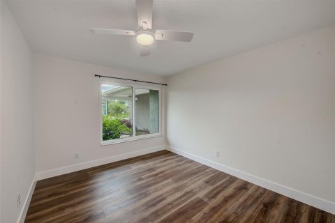 House in Largo, Florida 4 bedrooms, 149.94 sq.m. № 2391548 - photo 24