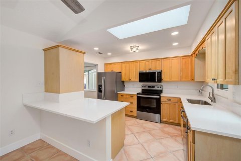 House in Largo, Florida 4 bedrooms, 149.94 sq.m. № 2391548 - photo 4