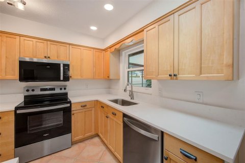 House in Largo, Florida 4 bedrooms, 149.94 sq.m. № 2391548 - photo 5