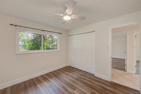 House in Largo, Florida 4 bedrooms, 149.94 sq.m. № 2391548 - photo 28