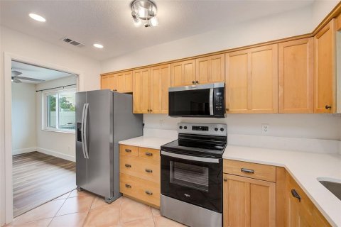 House in Largo, Florida 4 bedrooms, 149.94 sq.m. № 2391548 - photo 3