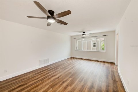 House in Largo, Florida 4 bedrooms, 149.94 sq.m. № 2391548 - photo 15