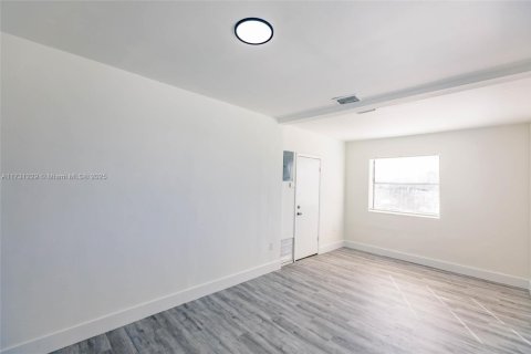 Propiedad comercial en venta en Miami, Florida, 245.08 m2 № 1864895 - foto 4