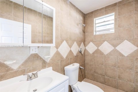 Propiedad comercial en venta en Miami, Florida, 245.08 m2 № 1864895 - foto 2