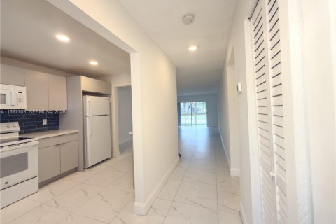 Condominio en alquiler en Margate, Florida, 2 dormitorios, 89.19 m2 № 2259814 - foto 2