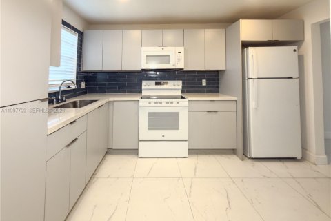Condominio en alquiler en Margate, Florida, 2 dormitorios, 89.19 m2 № 2259814 - foto 3