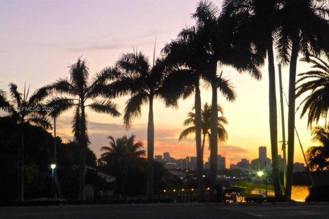 Купить коммерческую недвижимость в Майами, Флорида № 2045838 - фото 26