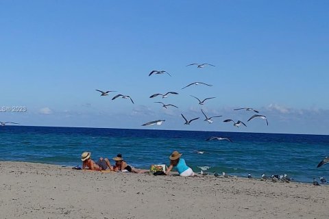 Condo in Hollywood, Florida, 2 bedrooms  № 1959213 - photo 8