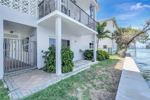 Condo in Hollywood, Florida, 1 bedroom № 1946038 - photo 2