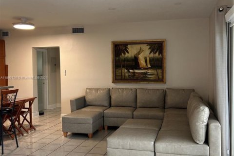 Condo in Hollywood, Florida, 1 bedroom № 1946038 - photo 12