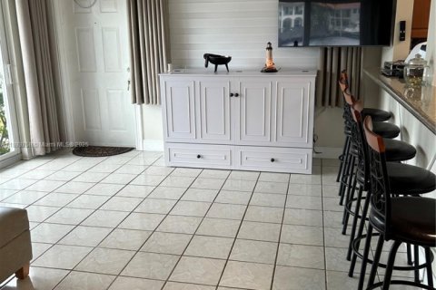 Condo in Hollywood, Florida, 1 bedroom № 1946038 - photo 11