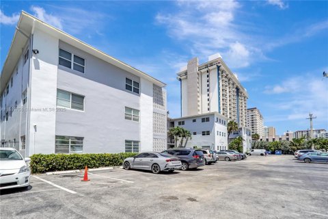 Condo in Hollywood, Florida, 1 bedroom № 1946038 - photo 25
