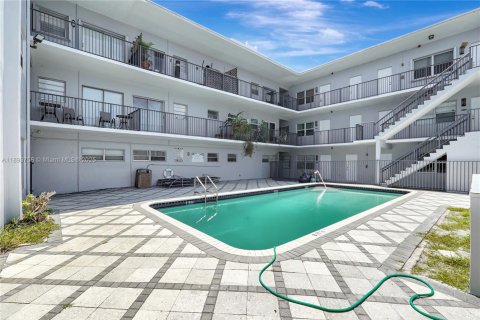 Condo in Hollywood, Florida, 1 bedroom № 1946038 - photo 19