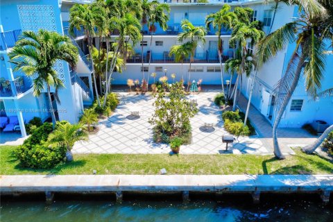 Condo in Hollywood, Florida, 1 bedroom № 1946038 - photo 23