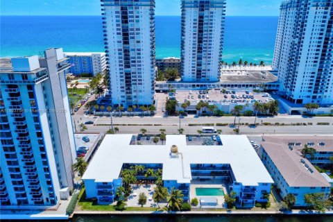 Condo in Hollywood, Florida, 1 bedroom № 1946038 - photo 30