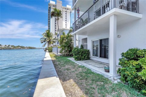 Condo in Hollywood, Florida, 1 bedroom № 1946038 - photo 1