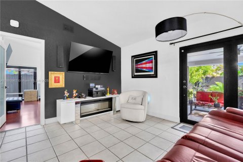 Casa en venta en Miami, Florida, 3 dormitorios, 128.02 m2 № 1946054 - foto 7