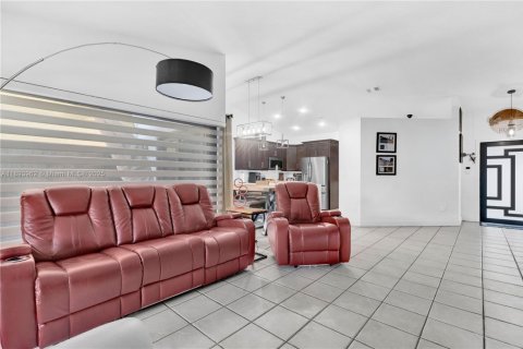 Casa en venta en Miami, Florida, 3 dormitorios, 128.02 m2 № 1946054 - foto 8