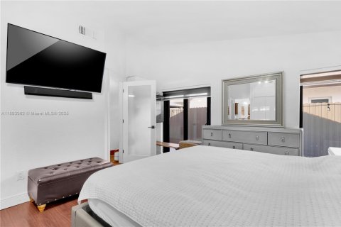 Casa en venta en Miami, Florida, 3 dormitorios, 128.02 m2 № 1946054 - foto 16