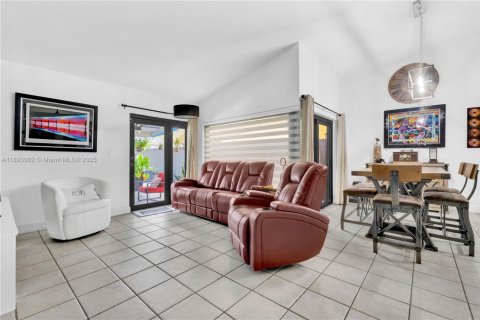 Casa en venta en Miami, Florida, 3 dormitorios, 128.02 m2 № 1946054 - foto 5