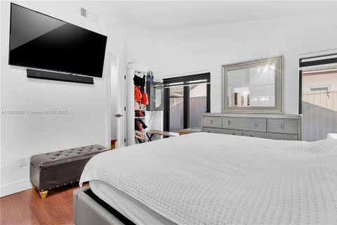 Casa en venta en Miami, Florida, 3 dormitorios, 128.02 m2 № 1946054 - foto 19