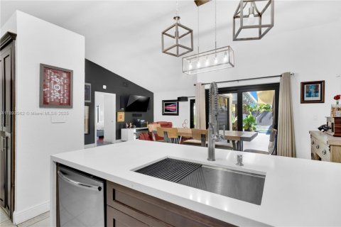 Casa en venta en Miami, Florida, 3 dormitorios, 128.02 m2 № 1946054 - foto 13