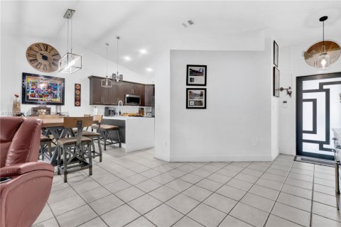 Casa en venta en Miami, Florida, 3 dormitorios, 128.02 m2 № 1946054 - foto 11
