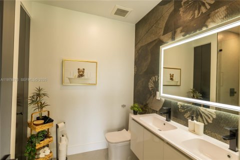 House in Miami-Dade, Florida 3 bedrooms, 213.68 sq.m. № 2044421 - photo 24