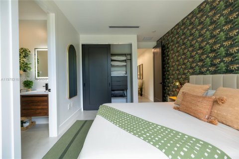 House in Miami-Dade, Florida 3 bedrooms, 213.68 sq.m. № 2044421 - photo 19