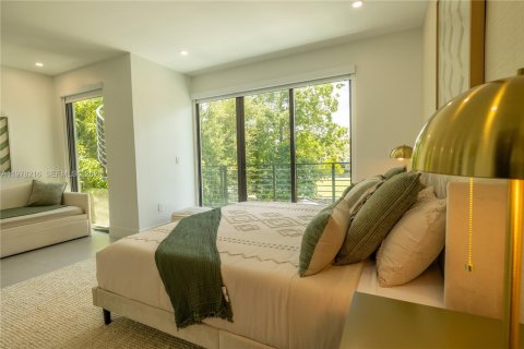 House in Miami-Dade, Florida 3 bedrooms, 213.68 sq.m. № 2044421 - photo 28