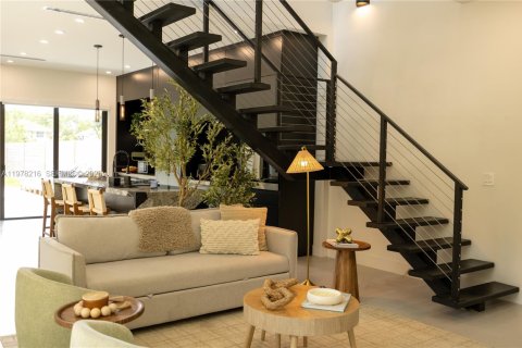 House in Miami-Dade, Florida 3 bedrooms, 213.68 sq.m. № 2044421 - photo 12