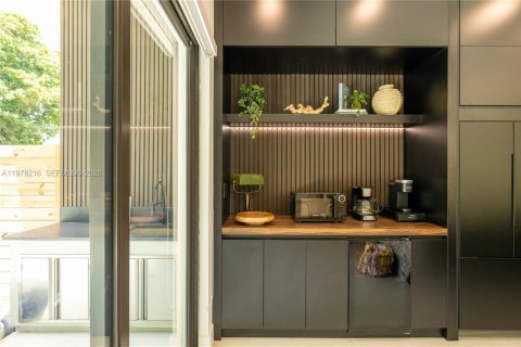 House in Miami-Dade, Florida 3 bedrooms, 213.68 sq.m. № 2044421 - photo 7