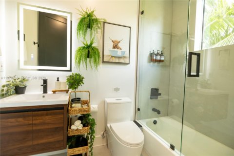 House in Miami-Dade, Florida 3 bedrooms, 213.68 sq.m. № 2044421 - photo 21