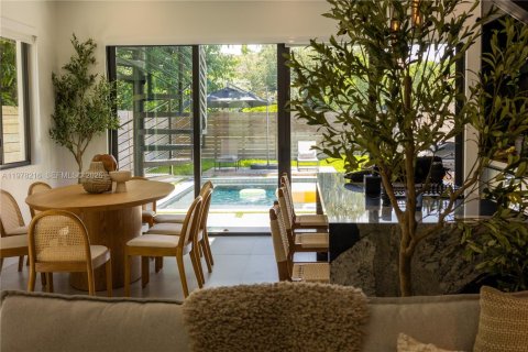 House in Miami-Dade, Florida 3 bedrooms, 213.68 sq.m. № 2044421