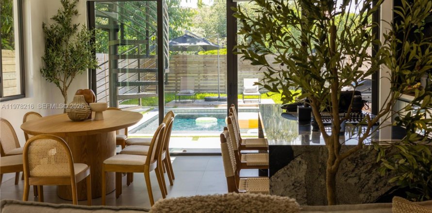 House in Miami-Dade, Florida 3 bedrooms, 213.68 sq.m. № 2044421