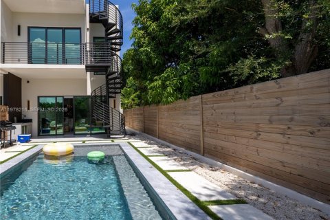 House in Miami-Dade, Florida 3 bedrooms, 213.68 sq.m. № 2044421 - photo 2