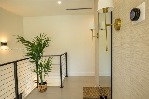 House in Miami-Dade, Florida 3 bedrooms, 213.68 sq.m. № 2044421 - photo 16